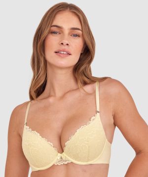 Sianie  wears a size 10 B/C bra and size 10 underwear. She is 175cm tall and has measurements of 85cm bust a 66cm waist and 93cm hips.
