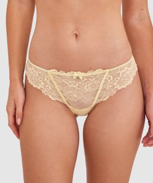 Sianie  wears a size 10 B/C bra and size 10 underwear. She is 175cm tall and has measurements of 85cm bust a 66cm waist and 93cm hips.